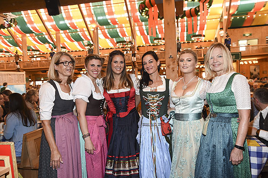 Iris Kiefer (Ingolstadt Village), Sophia Graefin von Schaesberg (SLS Media), Dana Schweiger , Charlotte Graefin von Oeynhausen (CvO PR), Luna Schweiger, Gabi Strassburger (Ingolstadt Village)  OKTOBERFEST 2017 -  Village Wiesn im Schuetzenfestzelt in Muenchen am 20.09.2017 Foto: BrauerPhotos / J.Reetz